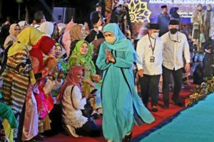 Gubernur Khofifah Apresiasi Tupal Fashion Night di Kick Off 1 Abad NU