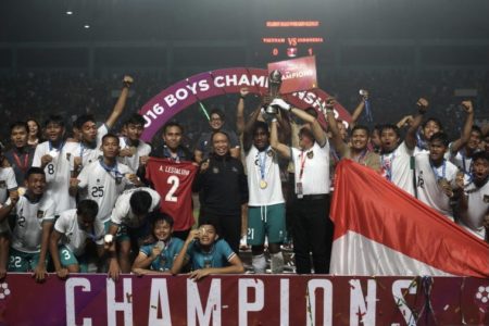 Dapat Kritikan Karena Angkat Piala AFF U-16, Menpora Zainudin Amali Beri Klarifikasi