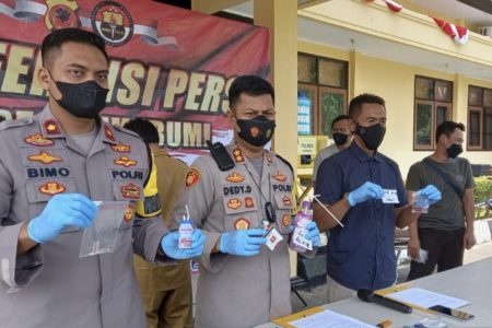 Polisi Tangkap Kades di Sukabumi Saat Isap Sabu-Sabu di Ruang Kerja