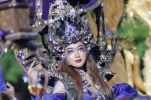 Parade Busana ‘Garuda dan Majapahit’ Awali Upacara Penurunan Bendera di Grahadi