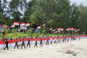 Bendera Merah Putih Sepanjang 77 Meter Membentang di Pulau Terluar Indonesia
