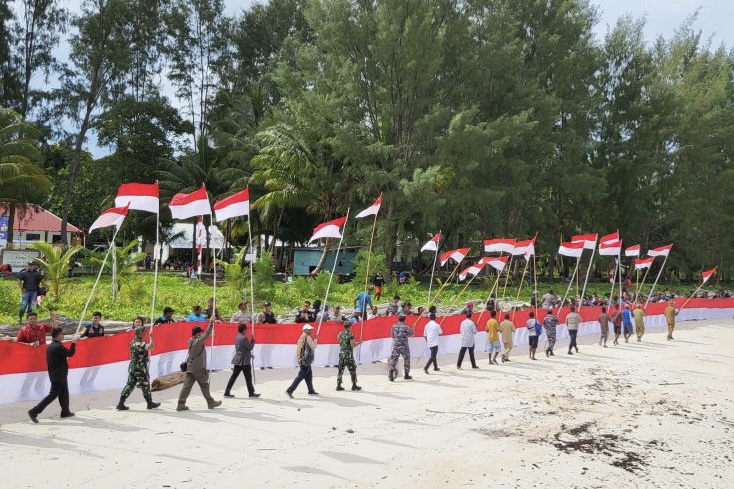 Bendera Merah Putih Sepanjang 77 Meter Membentang di Pulau Terluar Indonesia