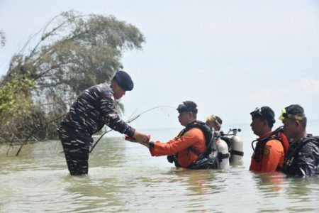TNI AL Dumai Kibarkan Merah Putih di Titik 74 Bawah Laut