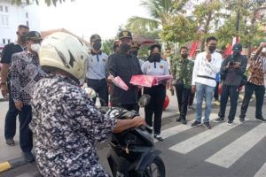 Jelang HUT RI Ke-77 Pemkot Madiun Bagi-Bagi 5.000 Bendera