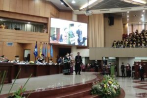 Sambil Usap Air Mata, Ayah Brigadir J Terima Ijazah dari UT