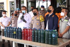 Polres Nganjuk Tangkap 2 Tersangka Penimbunan 2.000 Liter Pertalite