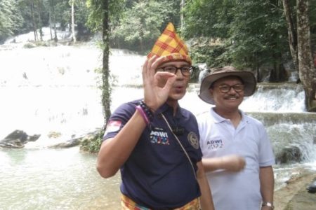 Sandiaga Uno Terpukau Dengan Keindahan Air Terjun Moramo