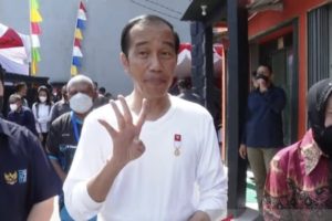 Berawal di Sentani, Presiden Jokowi Mulai Bagikan Bansos Pengalihan Subsidi BBM di Papua