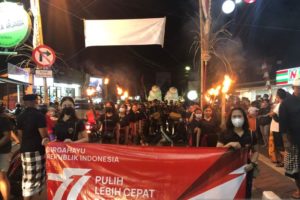 Pawai Obor Desa Adat Panjer Bali Semarakkan Malam Jelang HUT RI ke-77