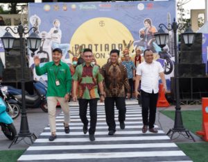 Edi Kamtono Tampil Ala Model di Pontianak Fashion Week, Picu Perekonomian Masyarakat