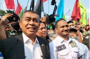 Temui Buruh, Anggota DPD RI Berdialog dan Lakukan Orasi