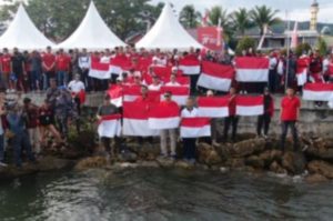 Sambut HUT RI, Pengibaran Bendera Merah Putih Raksasa di Perairan Mamuju Dilakukan