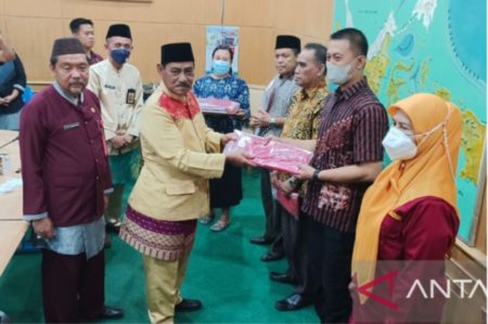 Semarakkan HUT RI, Pemkab Belitung Bagikan Ratusan Bendera ke Masyarakat