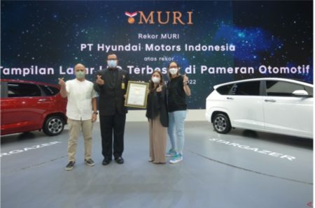 Tampilan Layar LED Terbesar di Pameran Otomotif, Hyundai Motors Indonesia Terima Penghargaan dari MURI