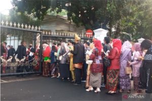 Kenakan Beragam Jenis Busana, Tamu Undangan Memasuki Istana Merdeka