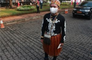 Tunjukkan Keberagaman Indonesia, Stafsus Presiden Kenakan Baju Adat Papua Peringati HUT RI