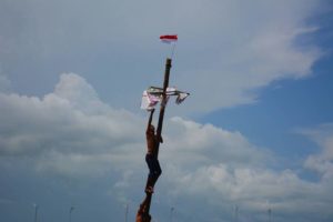 Lomba Agustusan di Pantai Kenjeran: Adu Cepat, Adu Siasat!