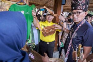 Kunjungi Desa Wisata Belitar Seberang, Sandiaga Uno Borong Produk UMKM
