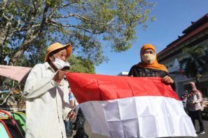 Gubernur Khofifah Bagikan Bendera Merah Putih dan Sembako di Bulan Kemerdekaan RI