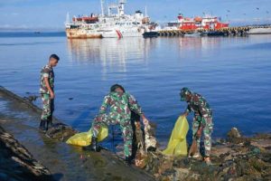 Cegah Dampak Buruk Sampah Plastik, TNI dan Polri Gelar Aksi Bersih-bersih di Pesisir Kota Sorong