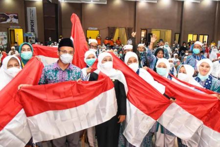 Gubernur Khofifah Bagikan Bendera Merah Putih untuk Sambut Jemaah Haji Kloter Terakhir