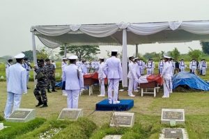 TNI AL Bersama KNKT Investigasi Kecelakaan Pesawat di Selat Madura
