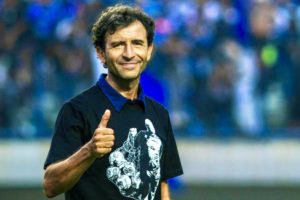 Main di Kandang Arema, Luis Milla Ingatkan Pemain Persib Disiplin dan Kerja Keras