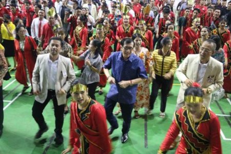 Hadir di Penutupan Pesta Budaya Nias, Yasonna Laoly Ikut Menari Maena