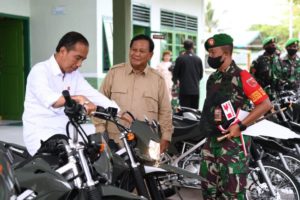 Presiden Jokowi Tinjau Penyerahan Sepeda Motor di Kodim 1503/Tual