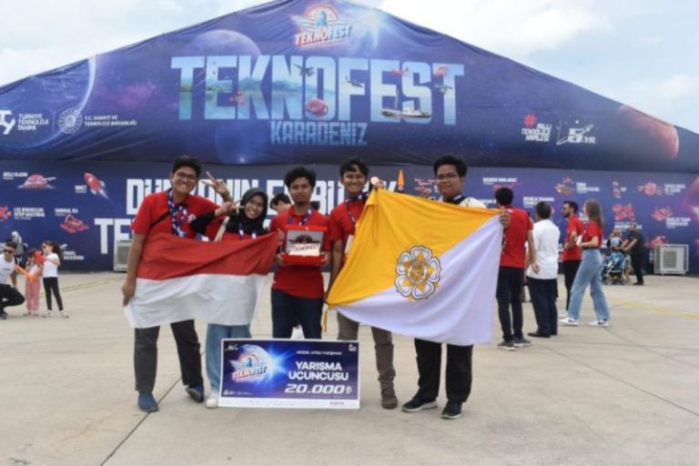 Mahasiswa UGM Sabet Juara III Kompetisi Model Satelit di Turki