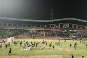 Persebaya Kalah Lagi, Bonek Mania Menyerbu ke Dalam Lapangan