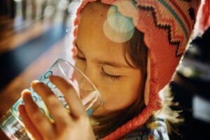 Coba Tips Berikut Ini Agar Anak Suka Minum Air Mineral