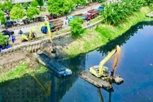 Cegah Banjir, Dinas SDA DKI Keruk Sedimen Lumpur di 5 Wilayah Secara Serentak