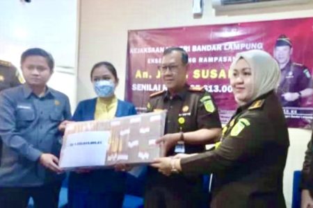 Kejari Bandarlampung serahkan Uang TPPU Bandar Narkoba ke Kas Negara