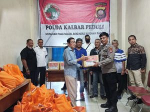 Tanggap Penyesuaian Harga BBM, Polda Kalbar Berikan Sembako untuk Pekerja Bongkar Muat Pelabuhan