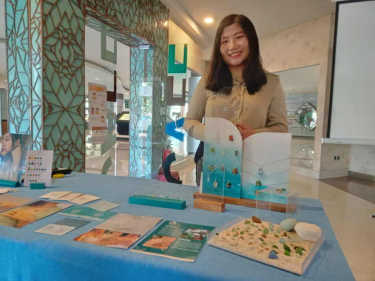 Manfaatkan Limbah, Mahasiswi DKV UK Petra Olah Pecahan Kaca dari Pantai Jadi Perhiasan Elegant