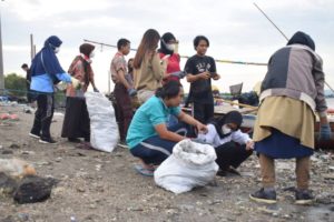 Bersih-bersih Pantai Pesisir Suramadu, Evakuasi Sampah Capai 5 Kuintal