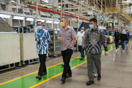 Sebagai Pelanggan Fleet Pertama, Wuling Serahkan Air ev Kepada Jusuf Hamka