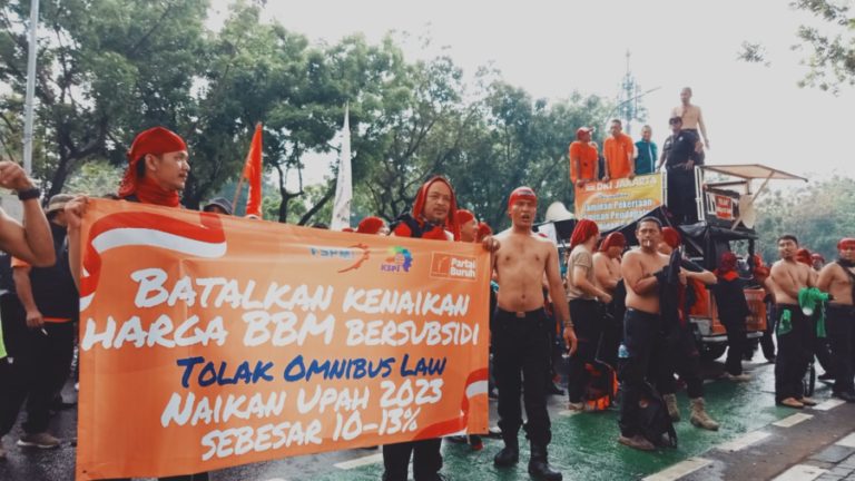 Tolak Kenaikan Harga BBM dan Tuntut Penyesuaian Upah, KSPI DKI Geruduk Balai Kota