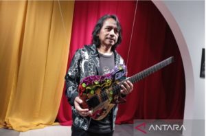 Bantu Penderita Kanker Payudara, Dewa Budjana Lelang Gitar Lukis di Pameran Distrik Seni X Sarinah