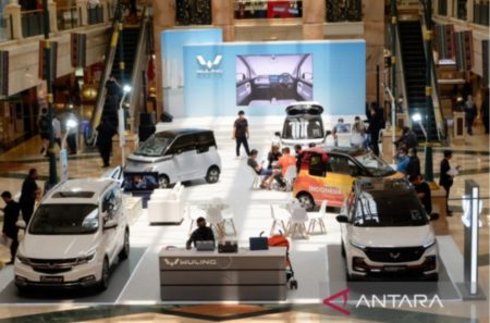 Dekatkan Diri dengan Masyarakat, Mobil Listrik Wuling Air Gelar Pameran