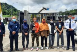 Tujuh WNI Terlantar Dipulangkan KJRI RI di Kuching, Satu Diantaranya dalam Kondisi Lumpuh