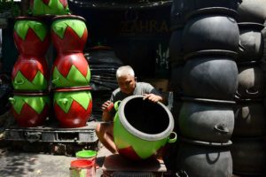 Dari Ban Bekas jadi Bak Sampah Berkelas