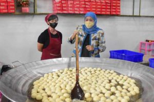 Nikmati Onde-Onde Bo Liem, Gubernur Khofifah: Jajanan Legendaris yang Sulit Direplikasi