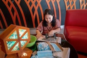 Keren, Limbah Masker ini Disulap Mahasiswa UK Petra jadi Hiasan Furniture Estetik