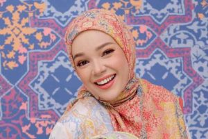 Ingin Belanja Online Aman dan Menyenangkan, Ini Tips Dewi Sandra