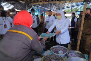 Khofifah Salurkan Program Perlindungan Sosial ke Kampung Nelayan di TPI Puger Jember