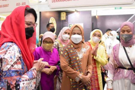 Arumi Bachsin Promosikan Batik Jawa Timur pada Iriana Jokowi