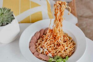 Mie Sedaap Dilarang Masuk Hongkong, Begini Tanggapan Wings Food Ilustrasi sajian mi instant (foto: unsplash)