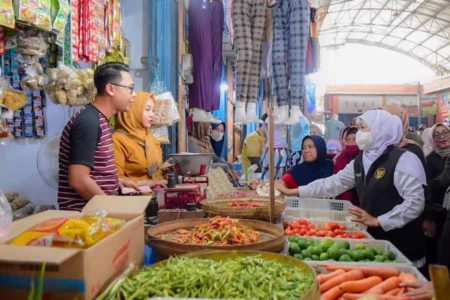Antisipasi Inflasi Pasca Kenaikan Harga BBM, Gubernur Khofifah: Belanja Sesuai Kebutuhan bukan Keinginan